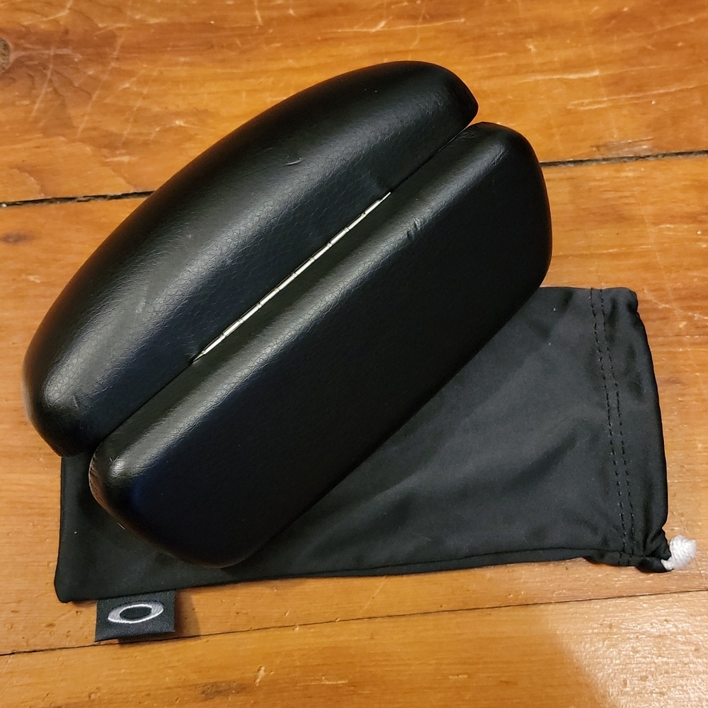 Oakley Case & Microbag - Picture 3 of 5